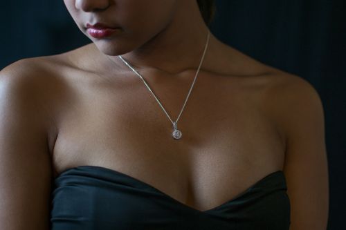 Collier simple avec diamant pour robe de soirée